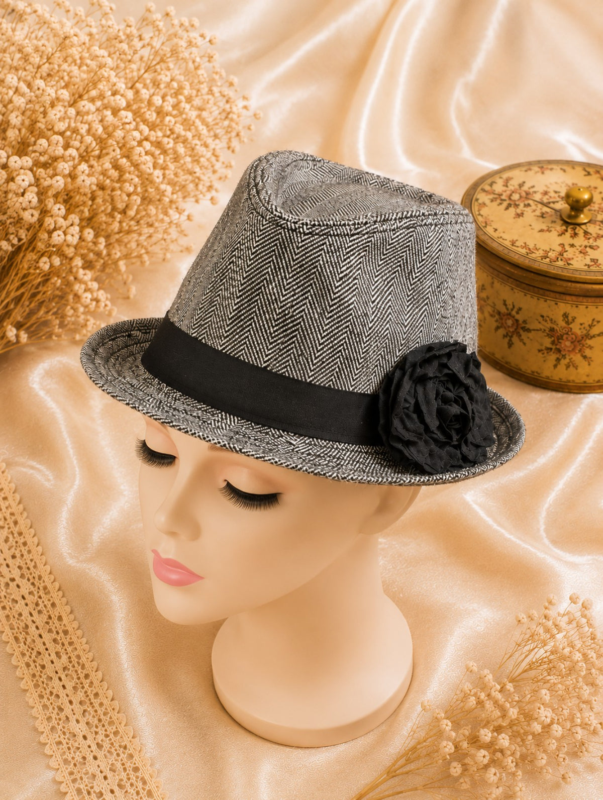 Chapeau H&M noir et blanc légèrement brillant motifs chevrons