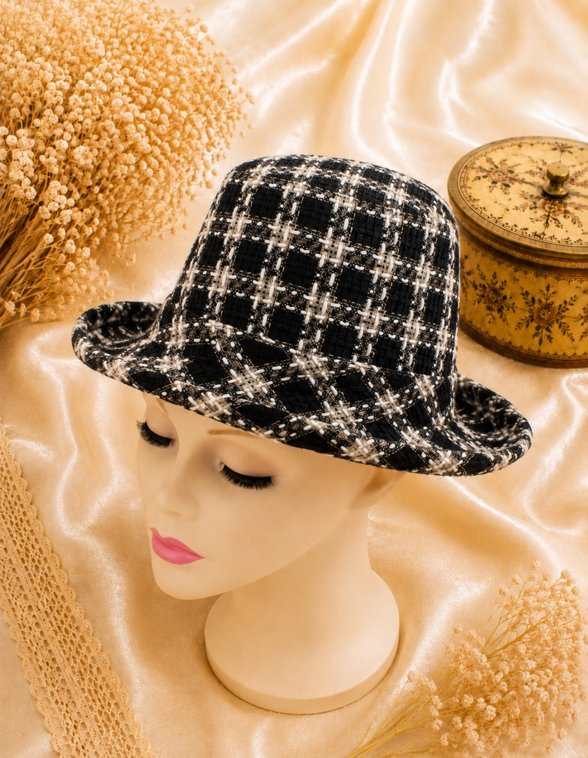 Chapeau femme  coloris noir et blanc carreaux tissu structuré neuf