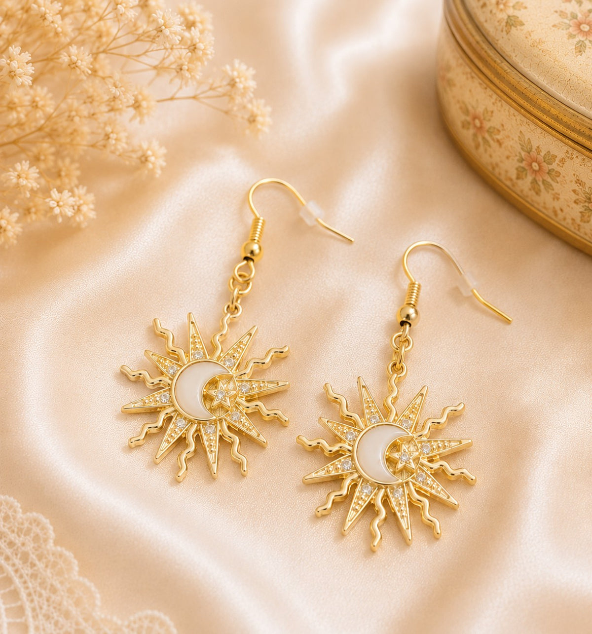 Boucles d'oreilles pendantes dorées motif soleil, lune et étoiles