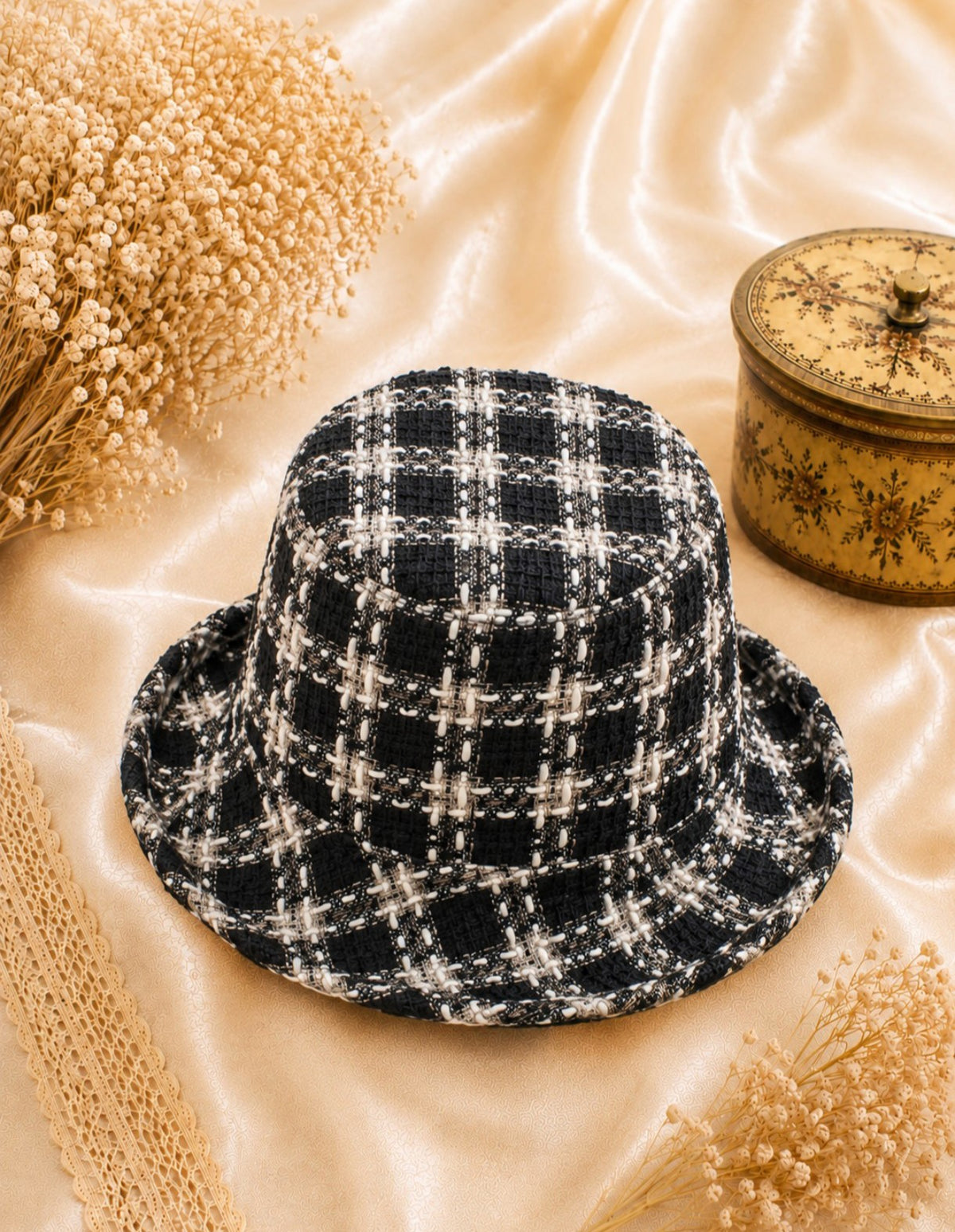 Chapeau femme  coloris noir et blanc carreaux tissu structuré neuf