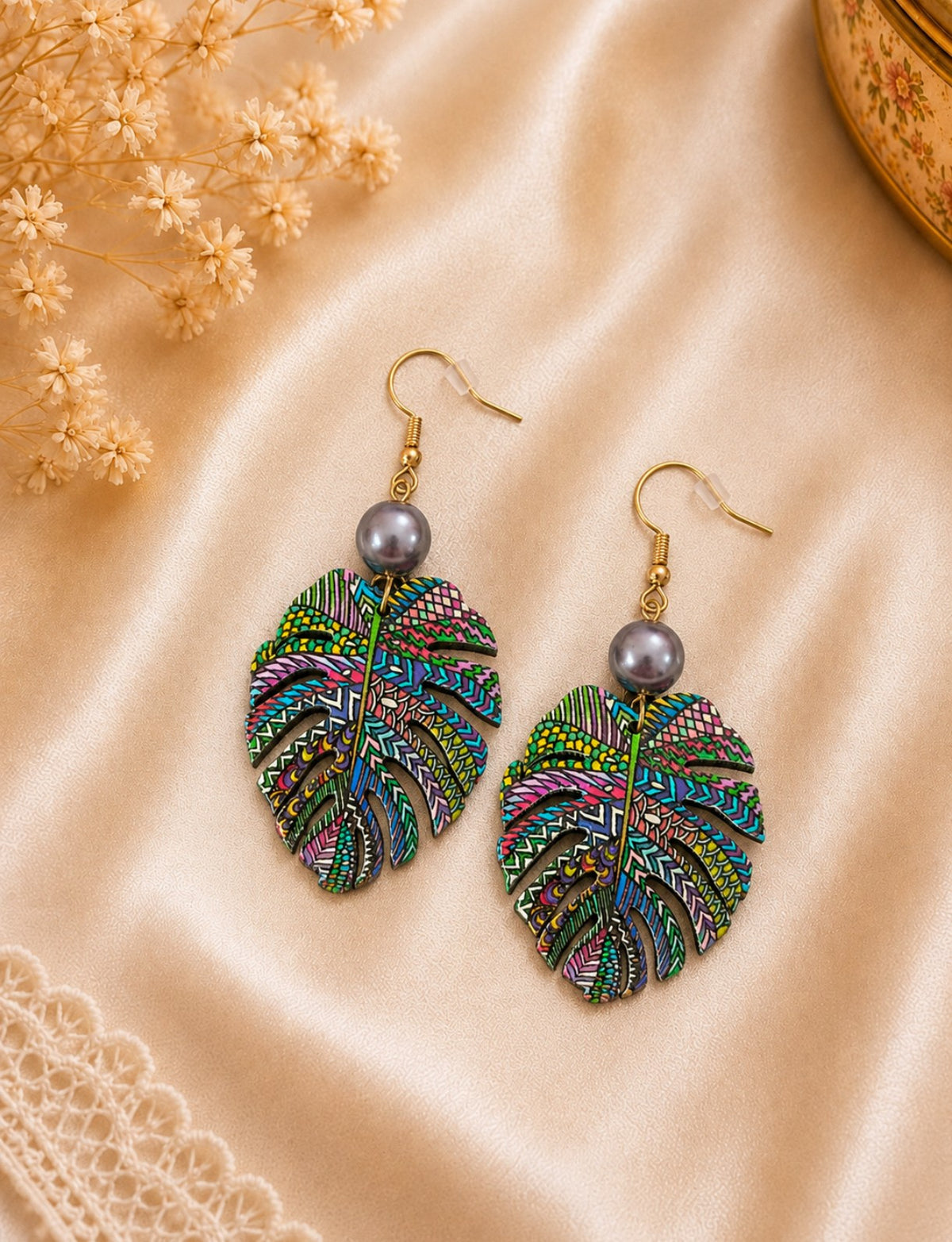 Boucles d’oreilles pendantes feuilles tropicales multicolores