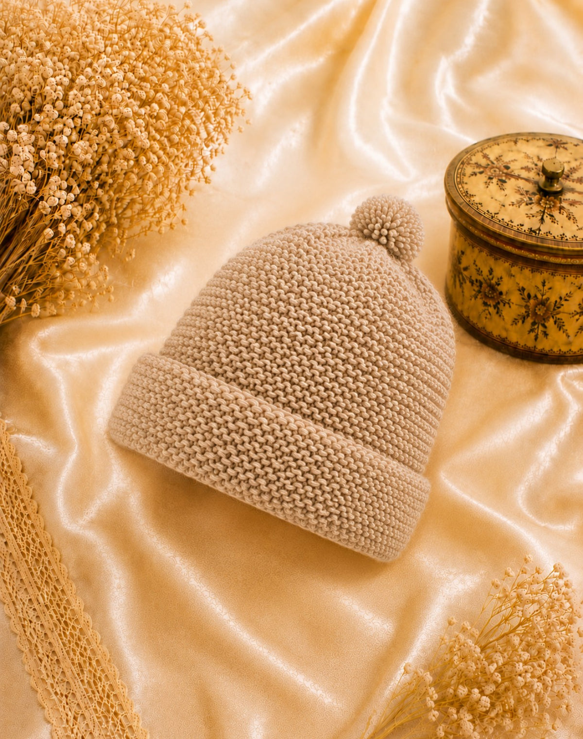 Bonnet femme en maille marron crème beige avec petit pompon