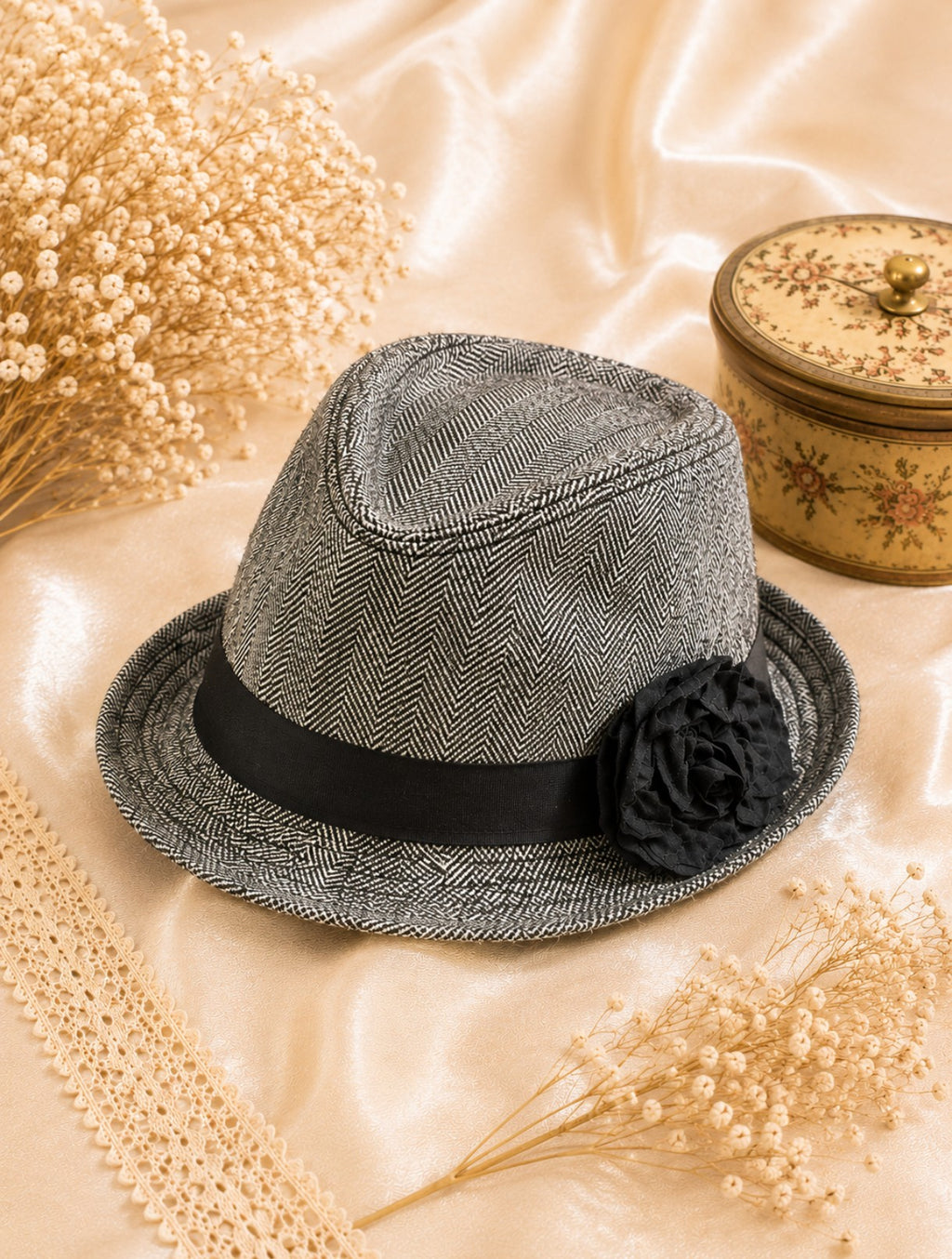 Chapeau H&M noir et blanc légèrement brillant motifs chevrons