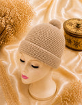 Bonnet femme en maille marron crème beige avec petit pompon