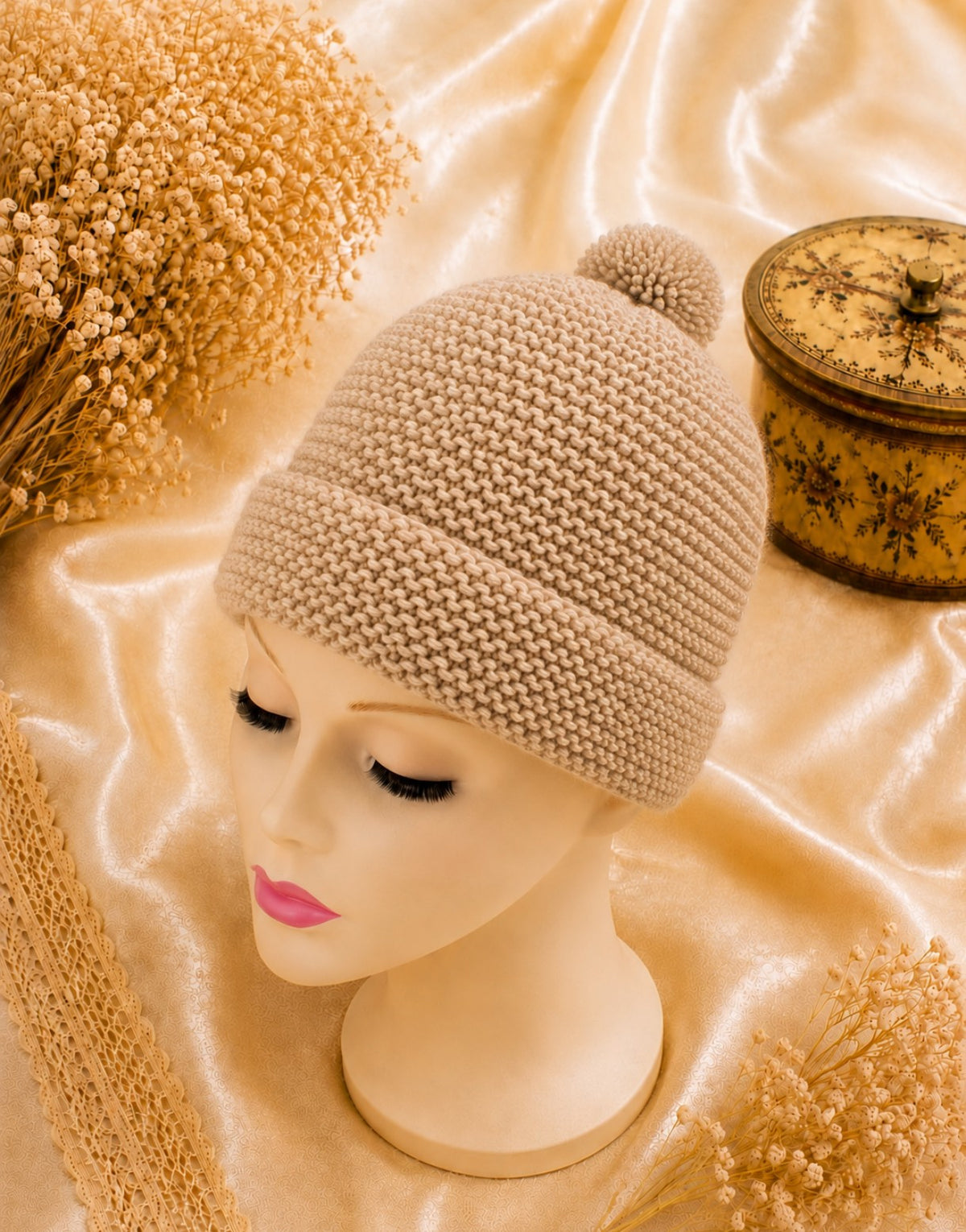 Bonnet femme en maille marron crème beige avec petit pompon